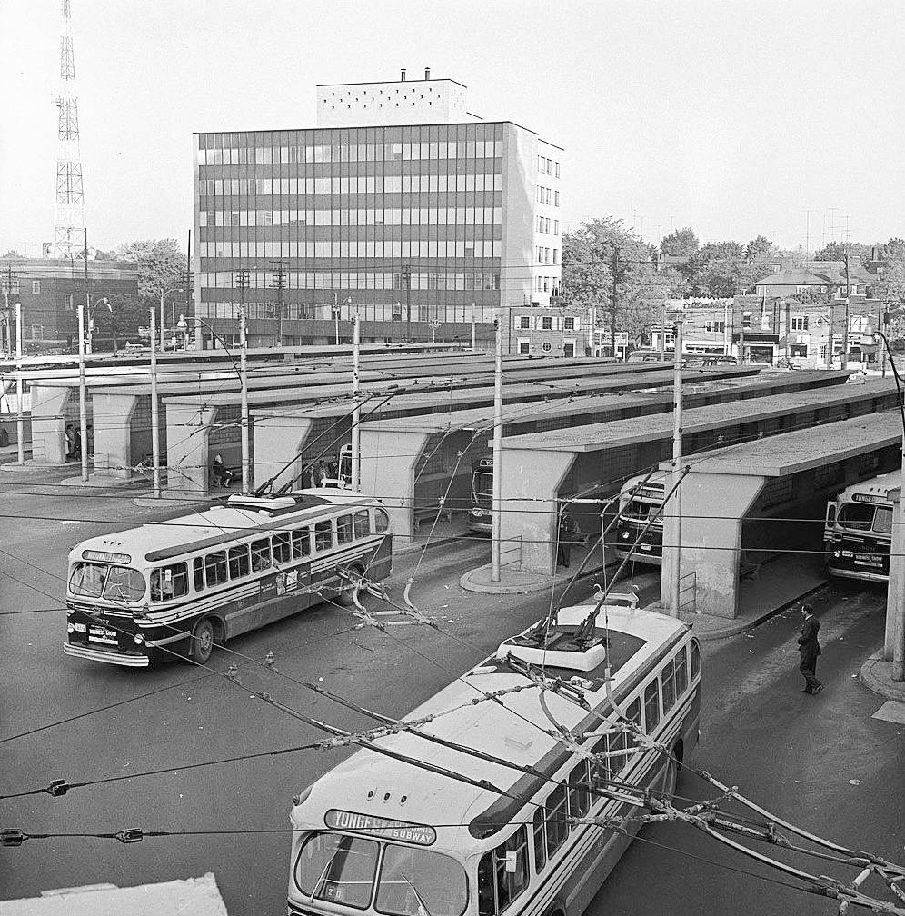 photo-toronto-ttc-bus-station-at-yonge-and-eglinton-note-electric-buses-c1960.jpg