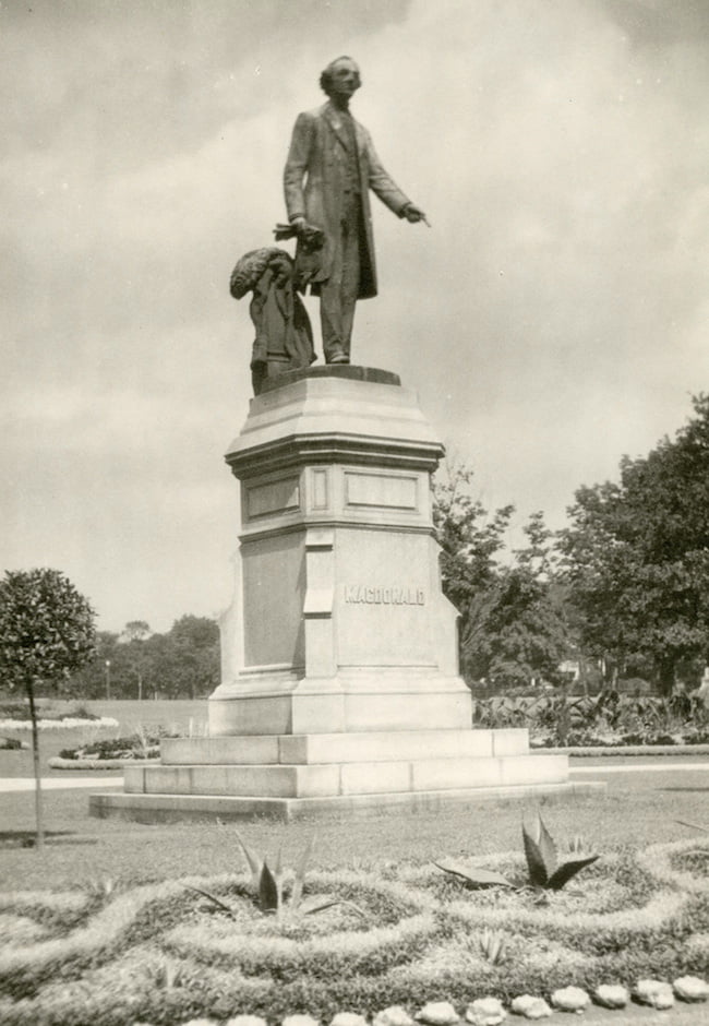 Prime Minister, Sir John A. MacDonald's statue